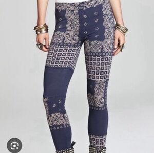 Free People Blue Paisley Magazine Print bandana legging pants Sz S